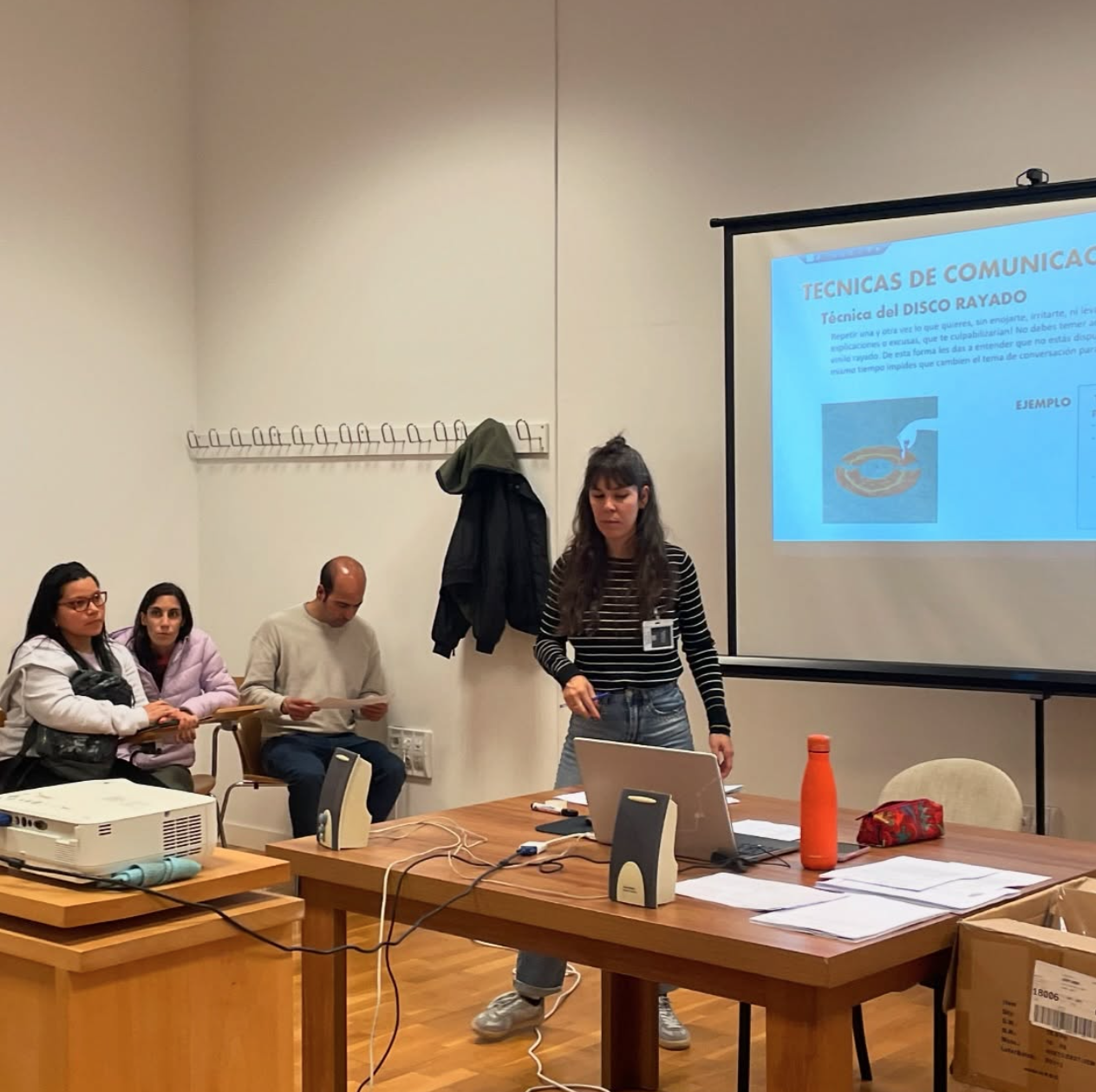 Participantes durante el taller impartido por CODISA en las instalaciones de ASPAYM Granada