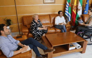 La presidenta de ASPAYM Almería reunida con el alcalde Francisco Góngora