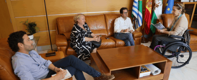 La presidenta de ASPAYM Almería reunida con el alcalde Francisco Góngora