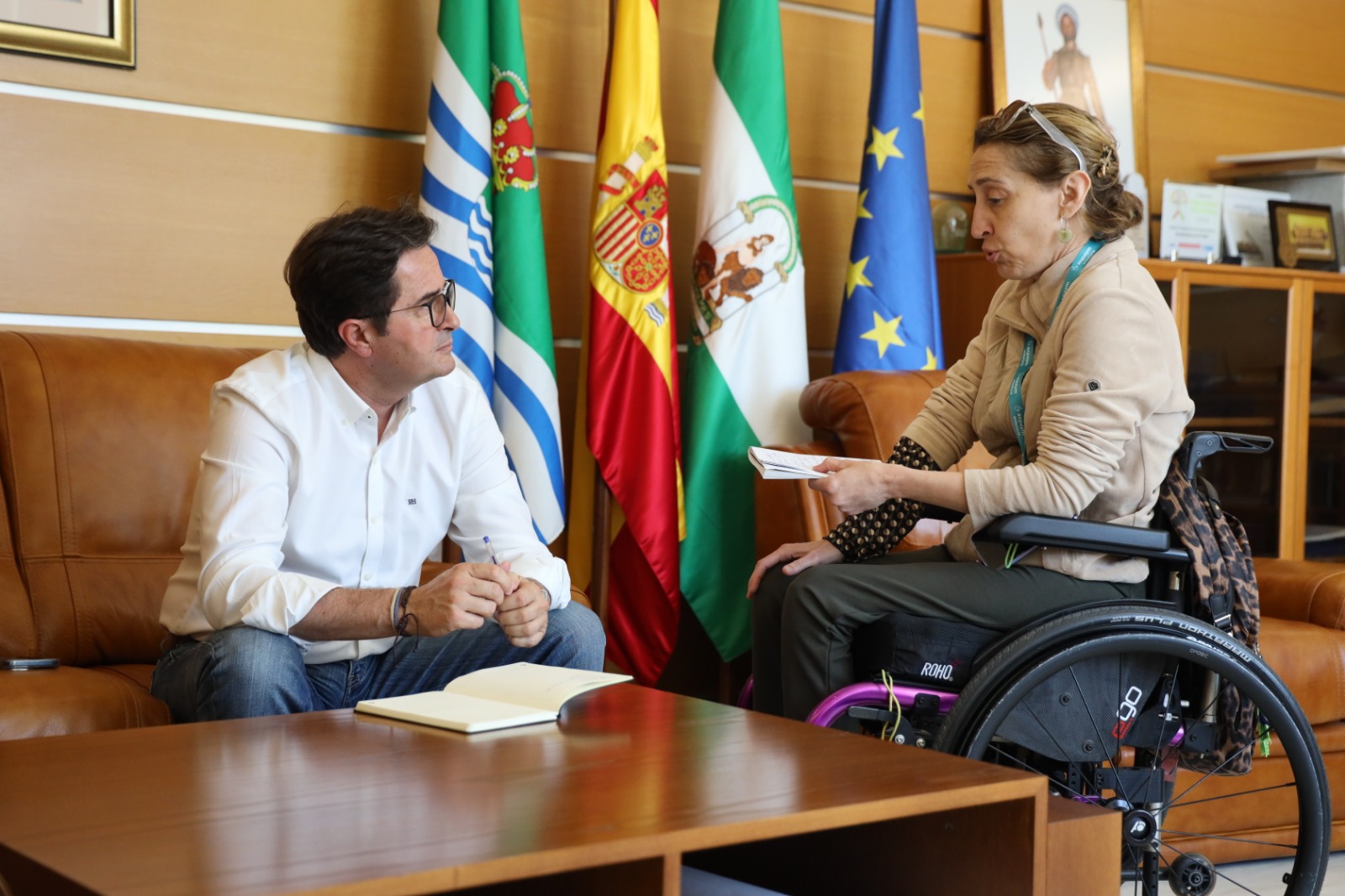 La presidenta de ASPAYM Almería reunida con el alcalde Francisco Góngora