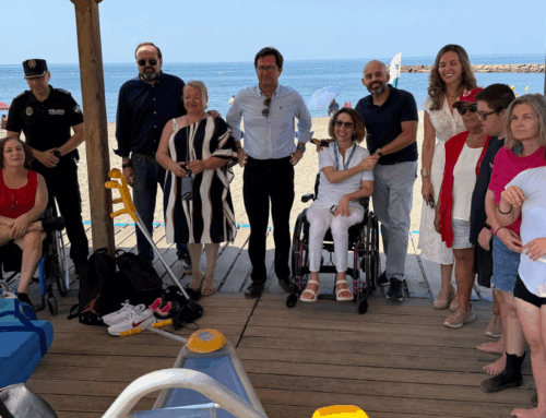 El Ejido inaugura su nueva zona de baño adaptado en la Playa de Levante con la participación de ASPAYM Almería