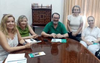 ASPAYM Sevilla y autoridades del Ayuntamiento de Carmona durante la reunión institucional