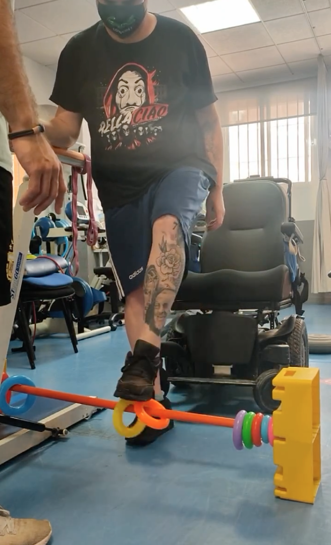 Ejercicio de equilibrio monopodal en ataxia cerebelosa - ASPAYM Málaga