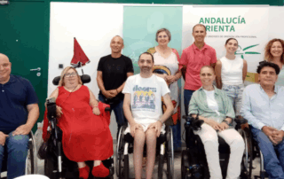 Socios y socias de ASPAYM Sevilla durante la jornada en la sede de ASPAYM Andalucía