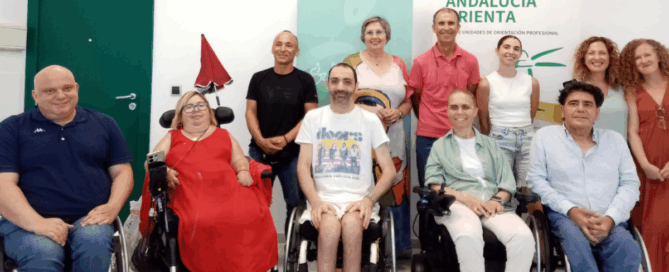 Socios y socias de ASPAYM Sevilla durante la jornada en la sede de ASPAYM Andalucía