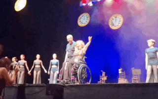 Laura Márquez, presidenta de ASPAYM Andalucía, durante su actuación de baile inclusivo en silla sobre el escenario del Auditorio de El Ejido