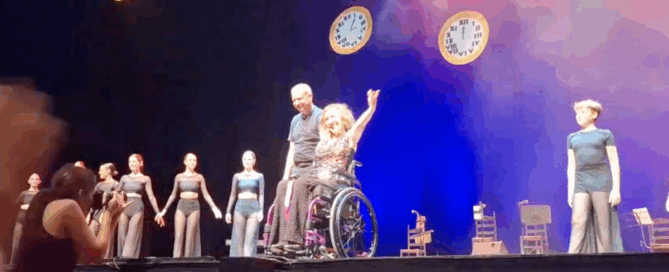 Laura Márquez, presidenta de ASPAYM Andalucía, durante su actuación de baile inclusivo en silla sobre el escenario del Auditorio de El Ejido