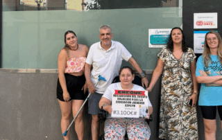 Miembros de ASPAYM Jaén posan con el cheque de 3.100 euros recaudados en el concierto benéfico celebrado en los Baños Árabes