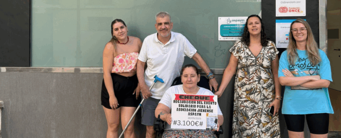 Miembros de ASPAYM Jaén posan con el cheque de 3.100 euros recaudados en el concierto benéfico celebrado en los Baños Árabes