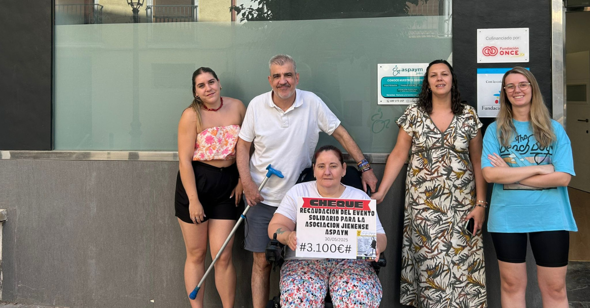Miembros de ASPAYM Jaén posan con el cheque de 3.100 euros recaudados en el concierto benéfico celebrado en los Baños Árabes
