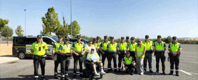 Voluntarios de ASPAYM Andalucía durante la campaña de sensibilización de la DGT contra el alcohol y las drogas al volante en julio de 2025