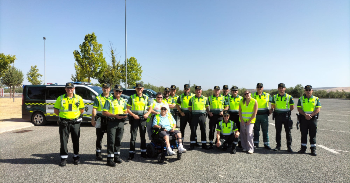 Voluntarios de ASPAYM Andalucía durante la campaña de sensibilización de la DGT contra el alcohol y las drogas al volante en julio de 2025