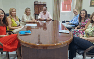 Representantes de ASPAYM Andalucía y del Ayuntamiento de Carmona durante la reunión institucional sobre empleo y discapacidad celebrada el 18 de julio de 2025