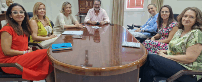 Representantes de ASPAYM Andalucía y del Ayuntamiento de Carmona durante la reunión institucional sobre empleo y discapacidad celebrada el 18 de julio de 2025