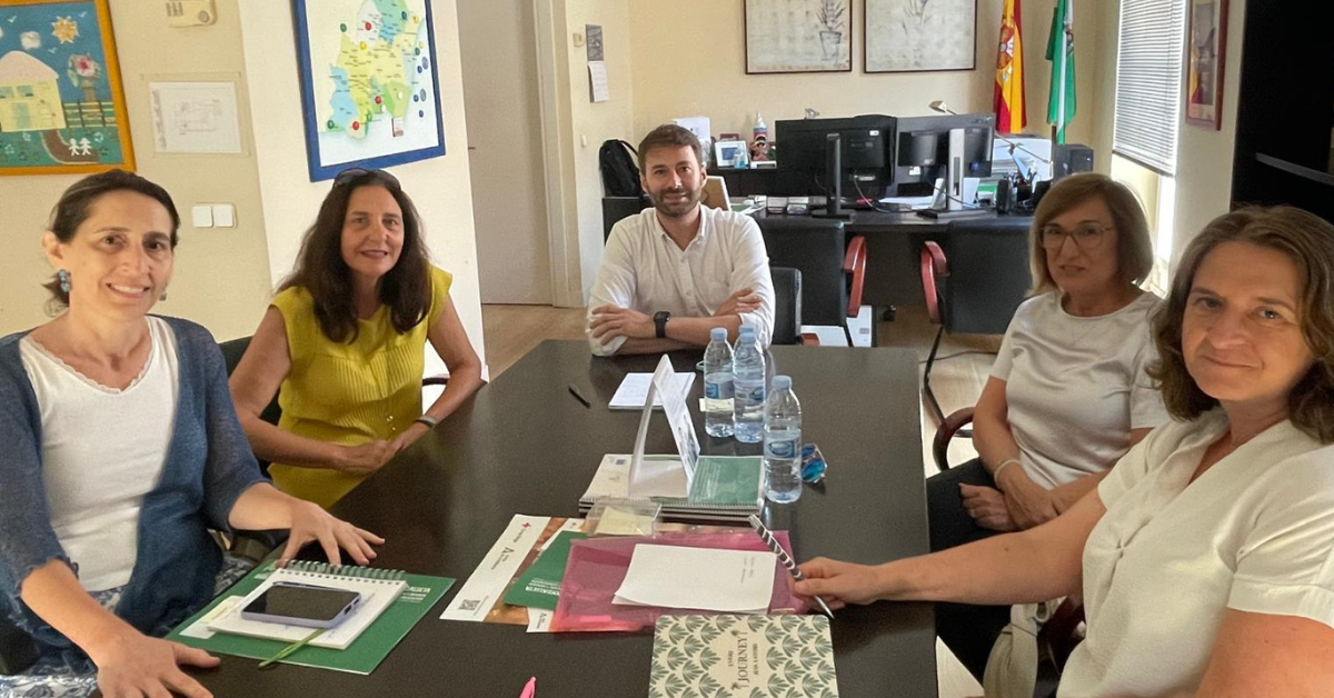 Reunión entre representantes de ASPAYM Almería y ASPAYM Andalucía con responsables de la Delegación Territorial de Inclusión Social en Almería