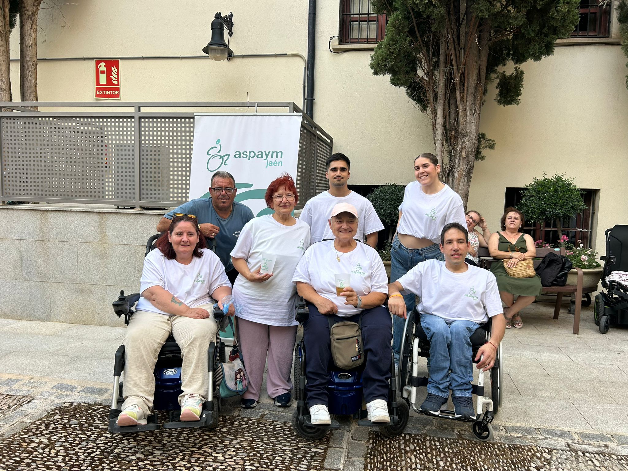 Miembros de ASPAYM Jaén colaborando en la barra durante el concierto benéfico en los Baños Árabes de Jaén
