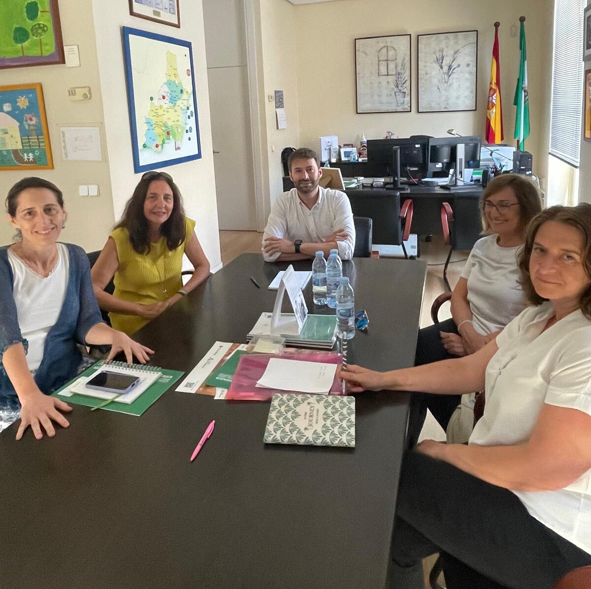 Reunión entre representantes de ASPAYM Almería y ASPAYM Andalucía con responsables de la Delegación Territorial de Inclusión Social en Almería