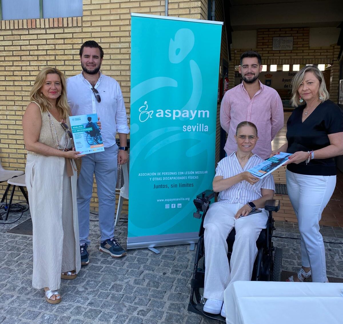 Mesa informativa de ASPAYM Sevilla en Carmona por el Día de la Lesión Medular.