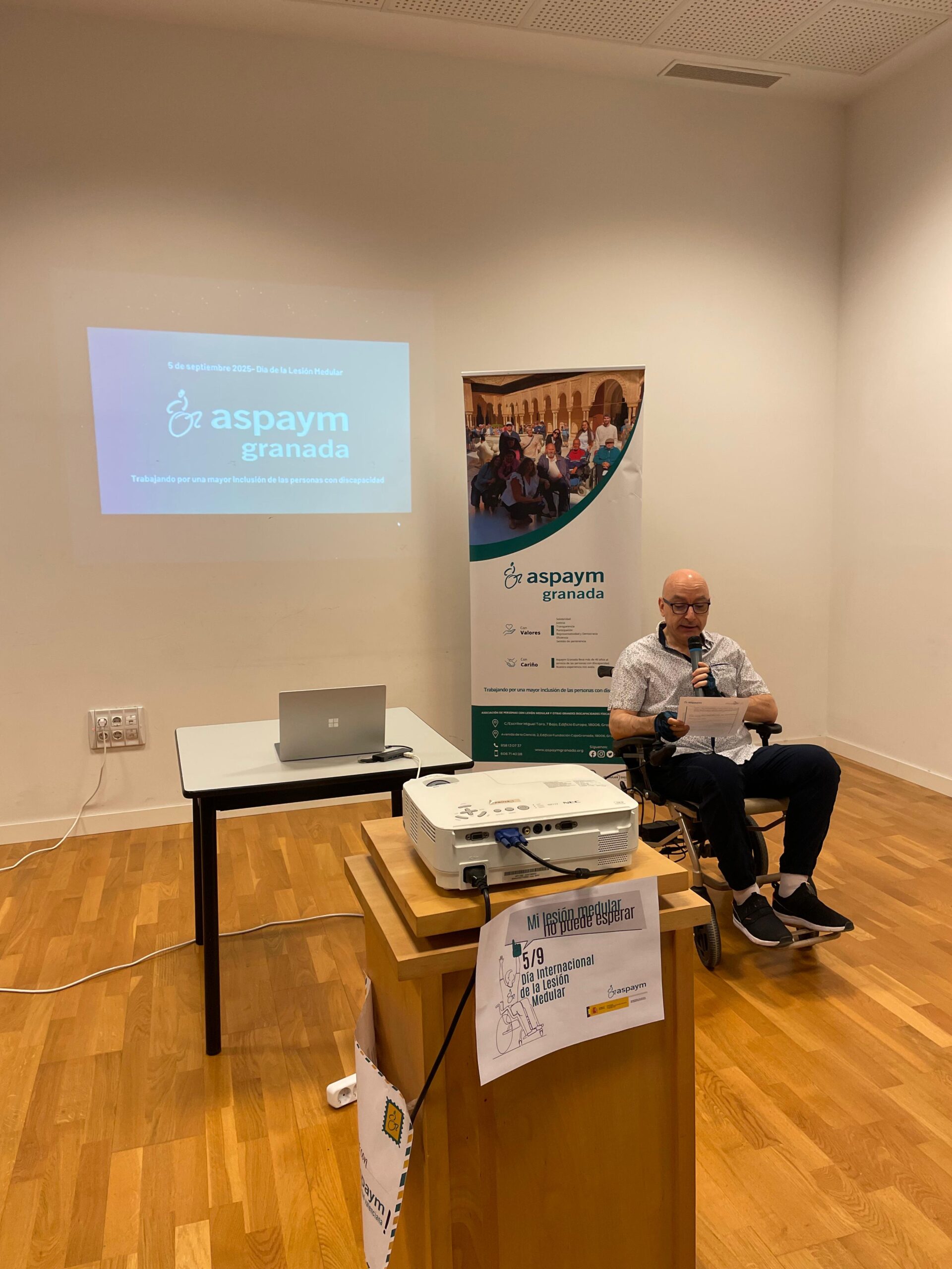 Lectura del manifiesto de ASPAYM Granada en el Centro Cultural CajaGranada.
