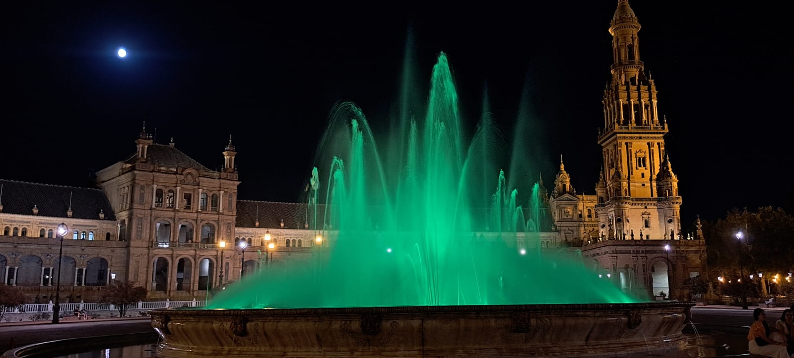 Iluminación de la Plaza de España en Sevilla por el Día de la Lesión Medular.