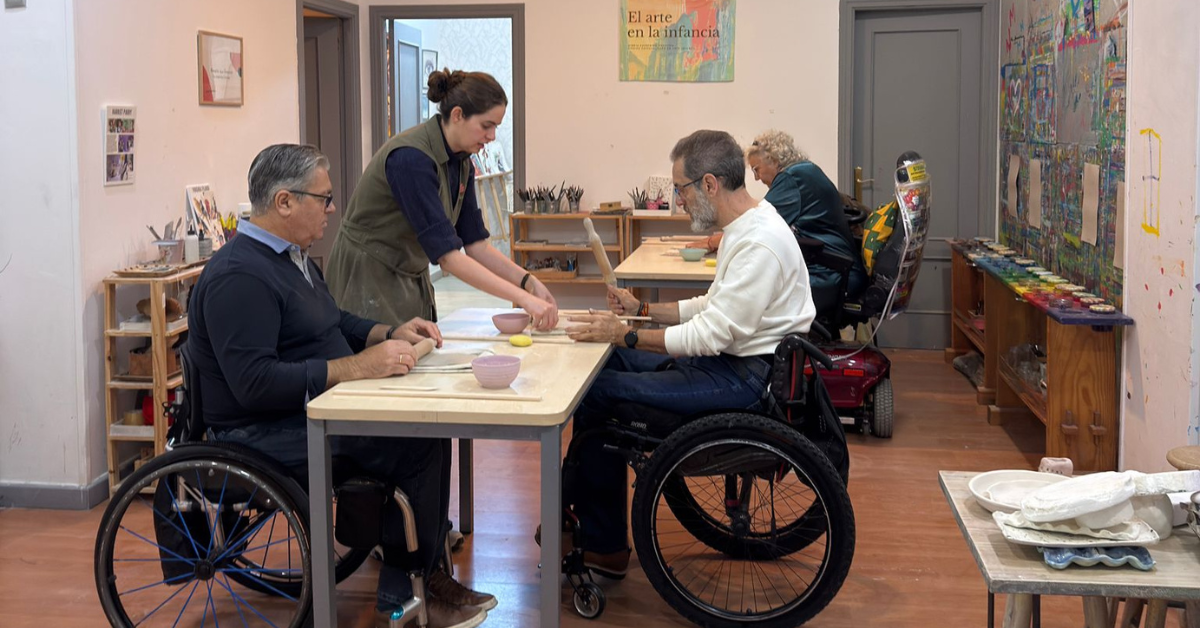 Taller de cerámica inclusivo del proyecto Más allá de la discapacidad de ASPAYM Córdoba