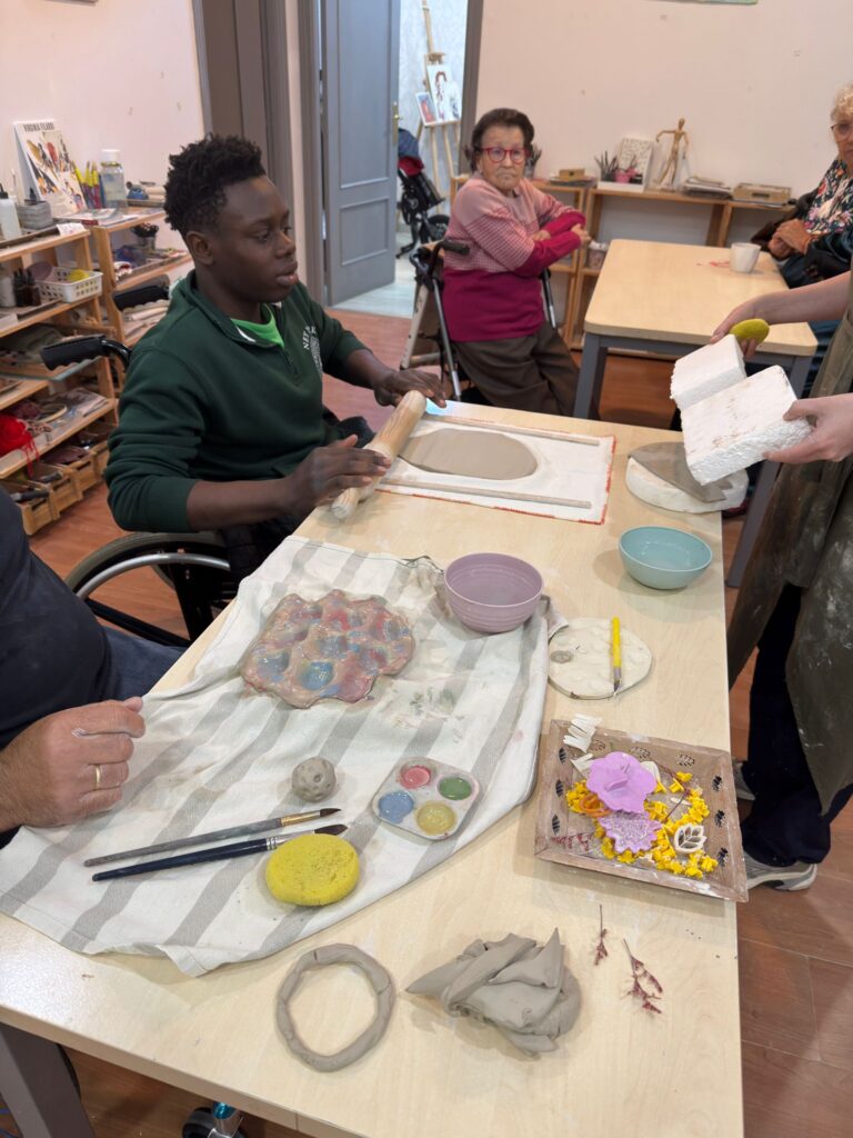 Taller de cerámica inclusivo del proyecto Más allá de la discapacidad de ASPAYM Córdoba