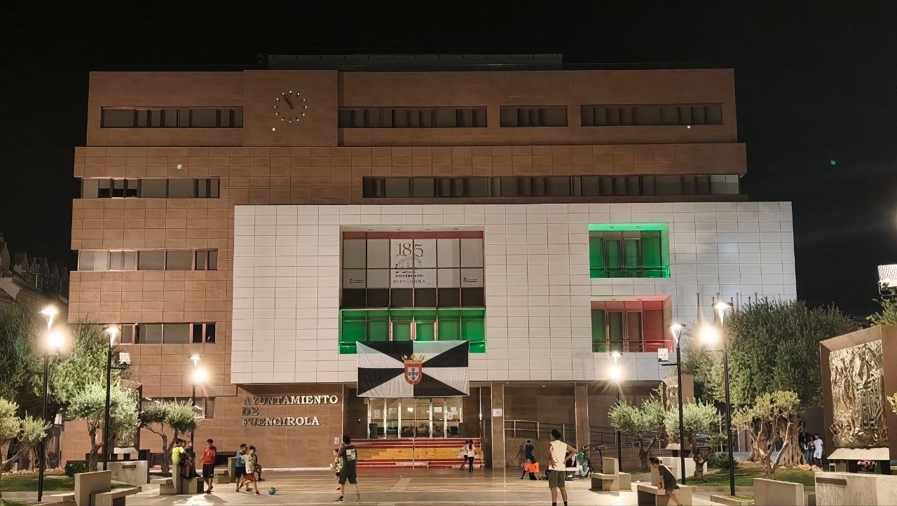 Ayuntamiento de Fuengirola iluminado de verde por el Día de la Lesión Medular