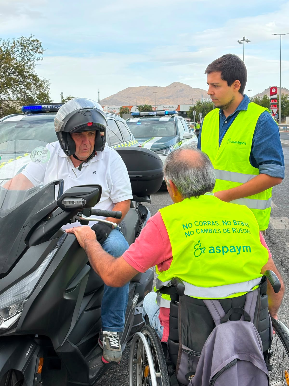 Voluntario de ASPAYM Granada sensibiliza a conductores sobre las distracciones al volante
